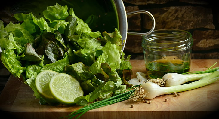 zöld salátával, kopasztás saláta, saláta levelek, saláta, Frisch, összetevők, előkészítése