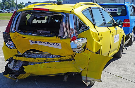 crash test, collision, 60 km h, distraction, liability, insurance, mobile phone