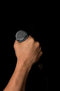 рука, микрофон, микрофон, удерживайте, кулак, изолированные, черный