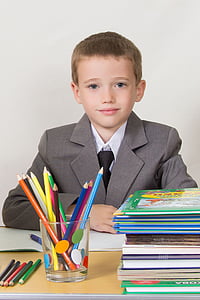 koululaisen, ääressä, istuu, kirjat, lyijykynät, kirkas, Notebook