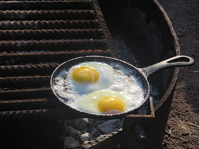 κάμπινγκ, τα αυγά, πρωινό, σε εξωτερικούς χώρους, τροφίμων, μαγείρεμα, κρόκο αυγού