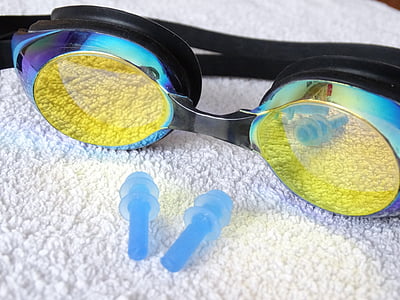 lunettes de natation, bouchons d’oreilles, serviette de bain, équipement pour la natation