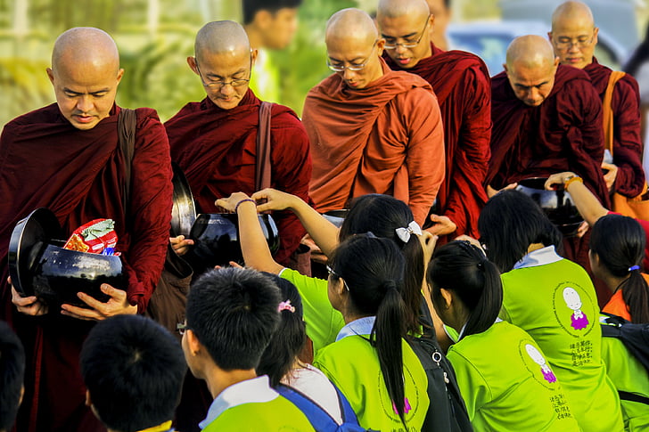 saṅgha, moines de Theravada en aumône-ronde, offrande à la sangha, générosité, offrant la nourriture aux moines, religion, bouddhiste