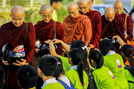 saṅgha, mnisi therawady okrągło jałmużnę, oferty do Sanghi, hojność, oferując żywności dla mnichów, religia, Buddyjski