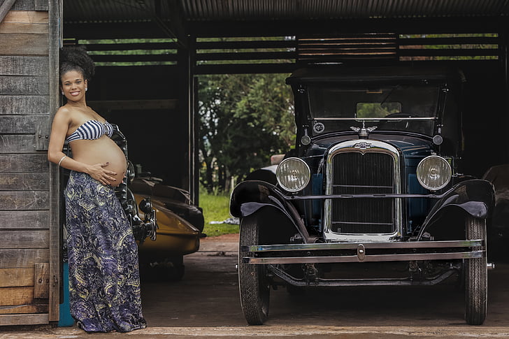 grávida, mulher, a sorrir, ao seu lado, preto, clássico, carro