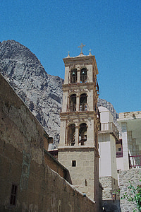 St catherine's monastery, zvonica, Minaret mešity, za ním, Sinaj, grécky pravoslávny, kláštor