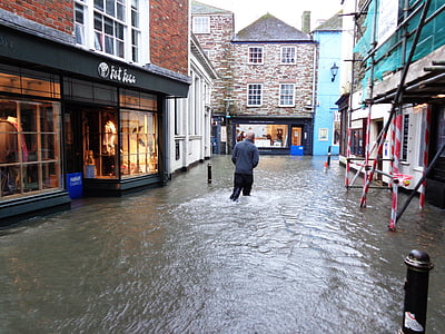 Fowey, village, Cornwall, rue, route, rétrécir, contre les inondations