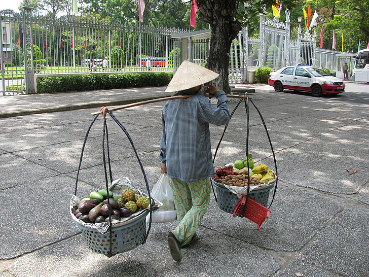 Indonēzija, sieviete, darba, nesa augļus, grozi, līdzsvarots, pilsēta