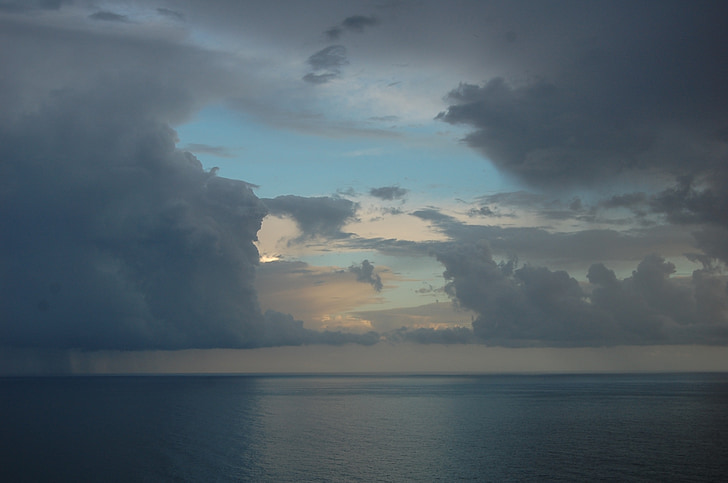 zee, hemel, grijze wolken