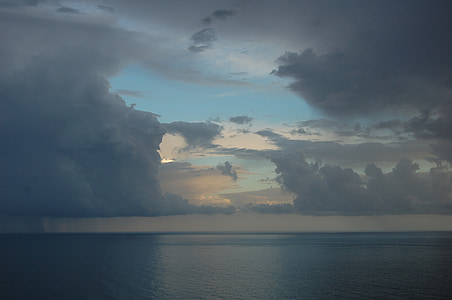 海, 空, 灰色の雲