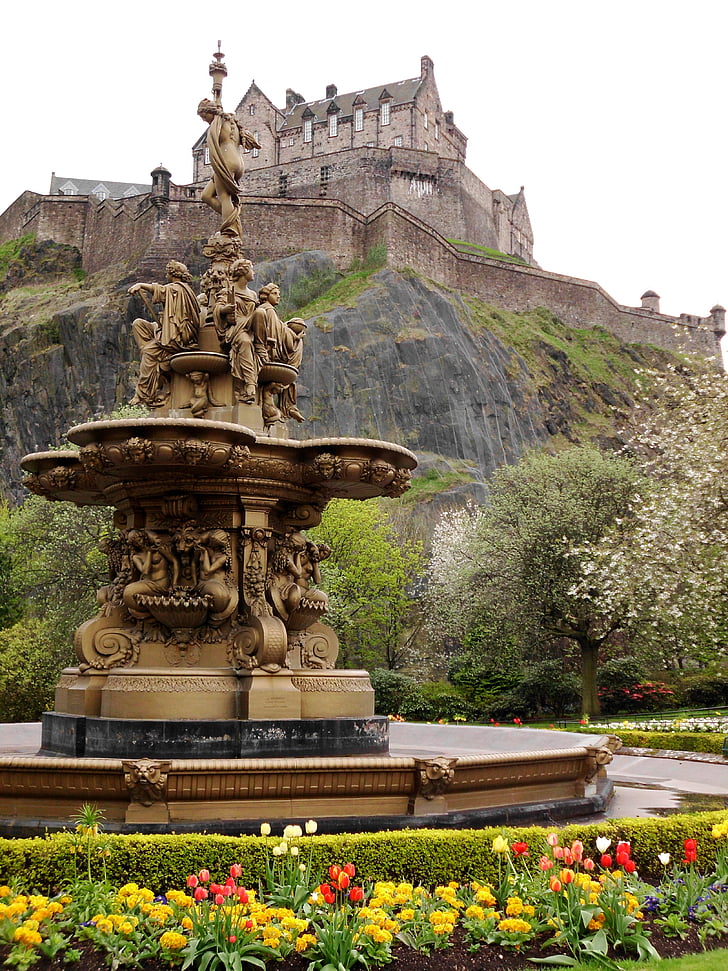 Edinburgh castle, fontän, blomrabatter, koppar