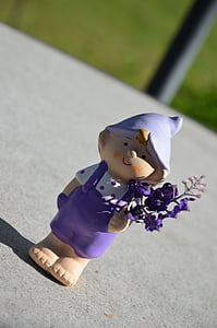 sodo gnome, violetinė, kelnės, gėlių rankoje, Nykštukas