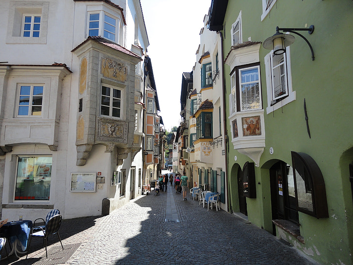 kaltern, Južna Tirolska, Italija, staro mestno jedro, fasade hiše