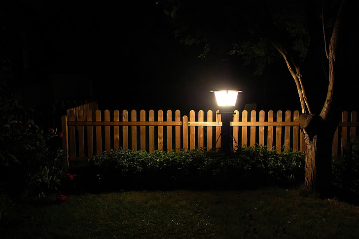Záhrada, Lampáš, plot, lúka, v noci, strom, umelé osvetlenie