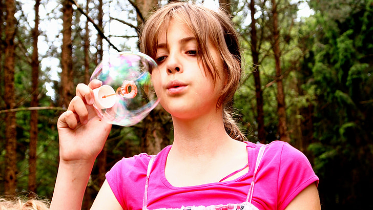 fúj buborékok, lány, rózsaszín, erdő, boldog, fenyő, arc