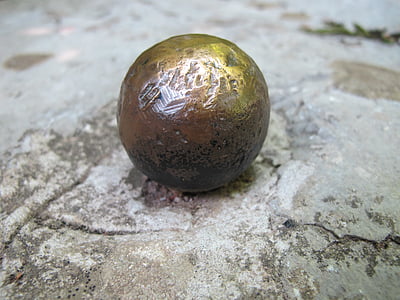 palla, in ottone, scultura
