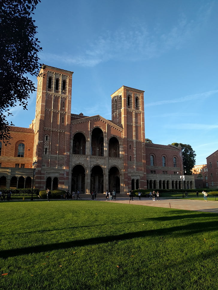 UCLA, Západ slunce, Architektura