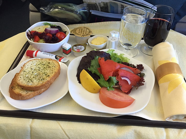 masă în timpul zborului, clasa Business, produse alimentare, masă, pâine, tomate, masa de prânz