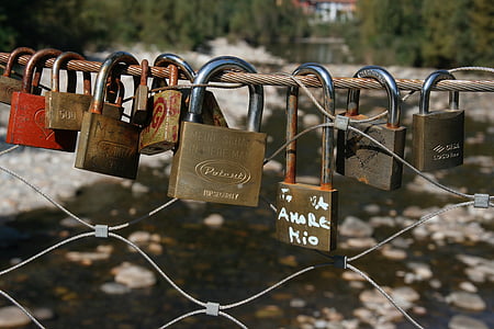 mīlestības slēdzenes, Itālija, cannobio, mīlestības pils, piekaramās slēdzenes, mīlu, bloķēšana