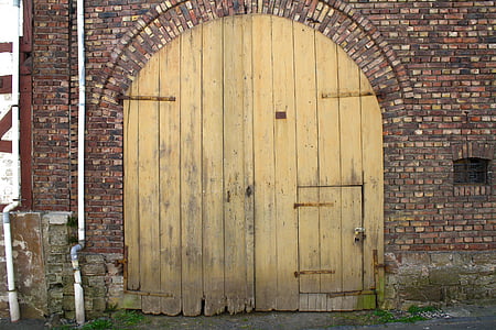 portão velho, porta velha, parede, caducaram, celeiro, tijolo, porta do celeiro
