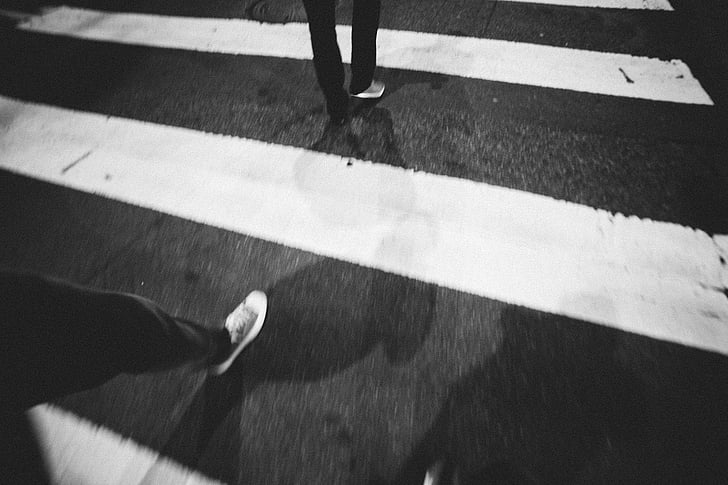 czarno-białe, Ulica, spacery, Zebra crossing, Zdjęcia, czarno-białe, ludzie