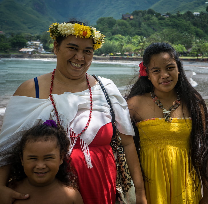 ポリネシアの家族, 肖像画, ビーチ, ヌクヒバ, マルケサス諸島, 熱帯, 幸せです