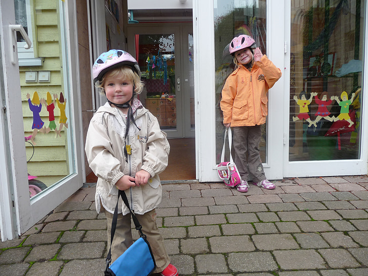 Νηπιαγωγείο, τα παιδιά, φυτώριο τσάντα, κράνη ποδηλάτων, Ευτυχισμένο, πόρτα, το παιδί
