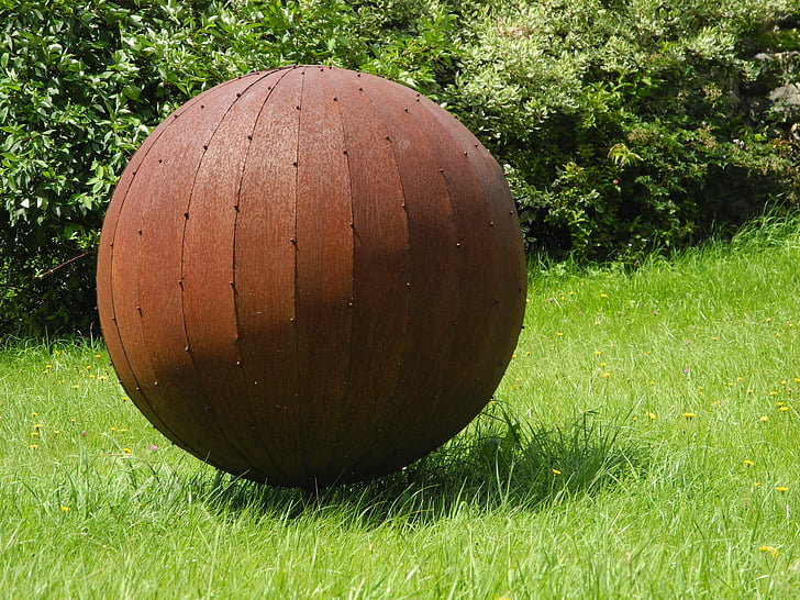 bola, sobre, metal, enferrujada, arte, objeto, jardim