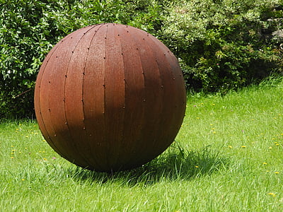 Ball, sur, Metal, rouillé, art, objet, jardin