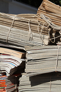 Stari papir, novine, papir, gomila papira, otpada, baciti, smeće