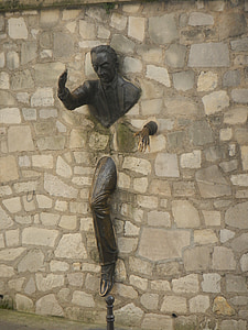 pase de pared, hombre de pie, Montmartre