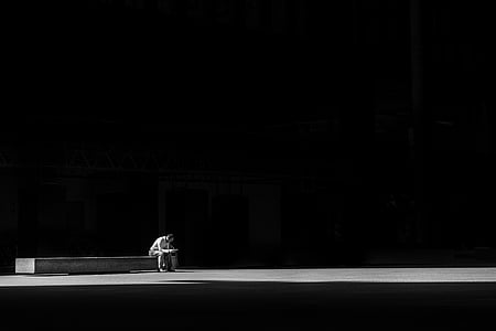 escala de cinzentos, fotografia, homem, sentado, banco, escuro, sozinho