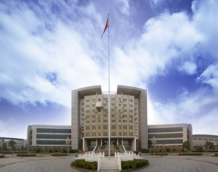 сграда, Дзянси университет на финанси и икономика, Библиотека, информационен център, синьо небе, националното знаме, флаг