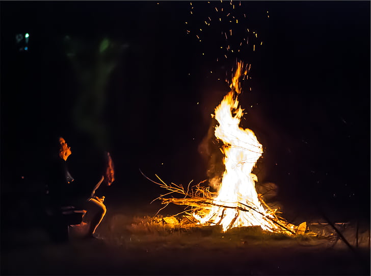 deux, personne, près de :, feu de joie, Camping, flammes, bois