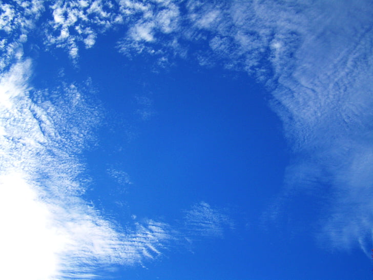 blauwe hemel, sluier van wolken, natuur