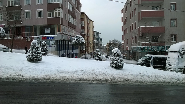 Istanbul, Bağcılar, paesaggio della neve, febbraio, stagione invernale, strada di Snowy, neve
