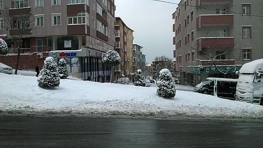 Istanbul, Bağcılar, snö landskap, februari, vintersäsongen, snöig väg, snö