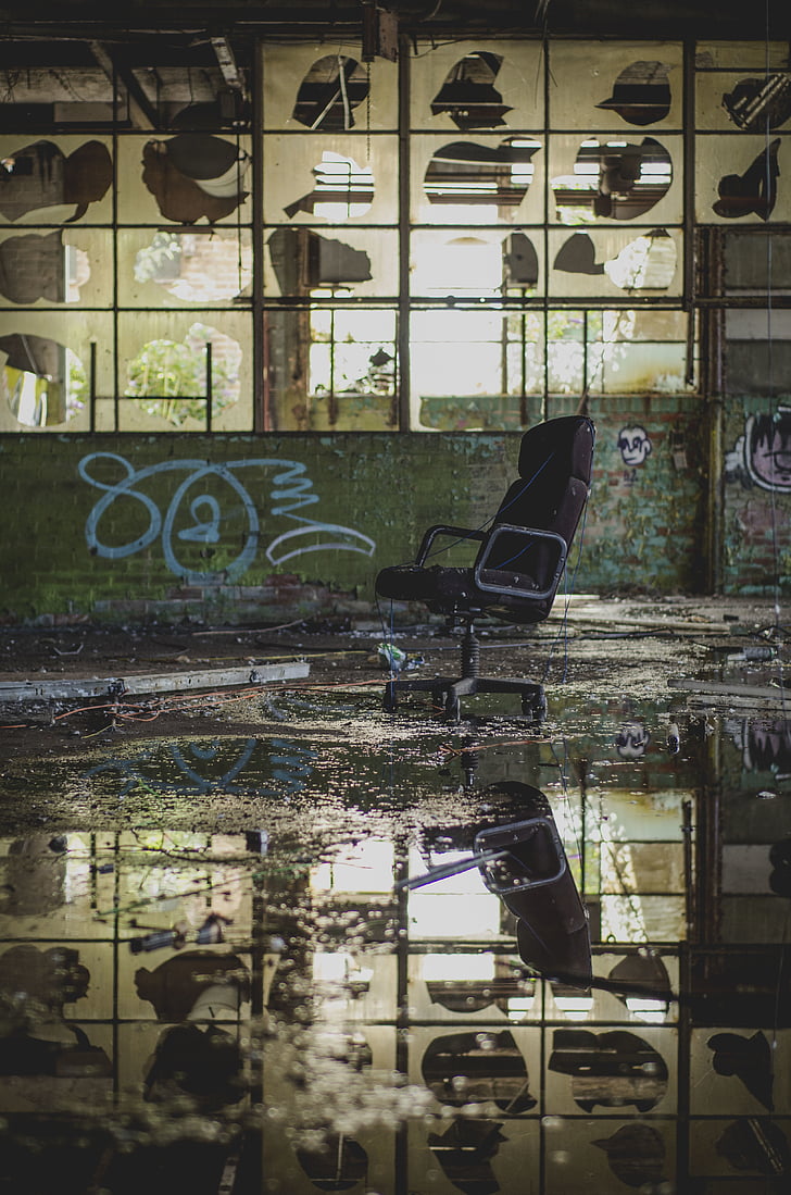Stolička, reflexie, vody, povodeň, opustené, budova, sklo