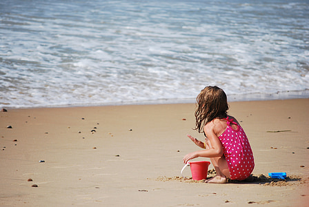 Playa, niño, jugando, arena, solitario, ondas, mar