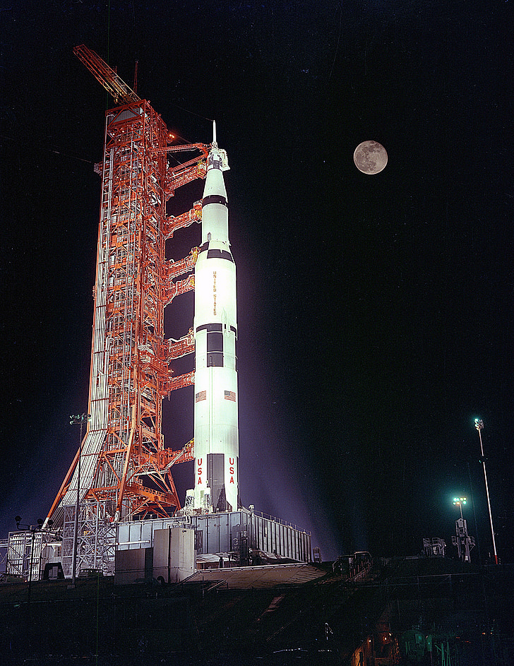 Apollo 17, Launch pad, pirms palaišanas, naktī, pilns mēness, apkalpo misija, mēness