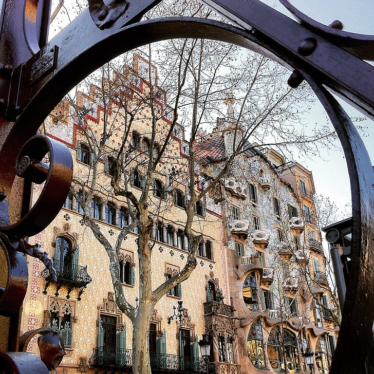 Gaudi, arhitektuur, Modernses stiilis