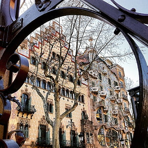 Gaudi, het platform, moderne stijl