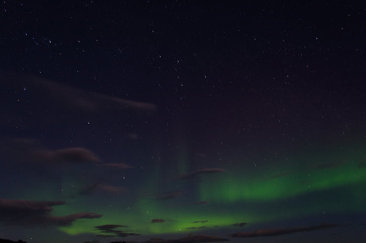 Aurora borealis, naktī, Kāvi, debesis, zvaigznes