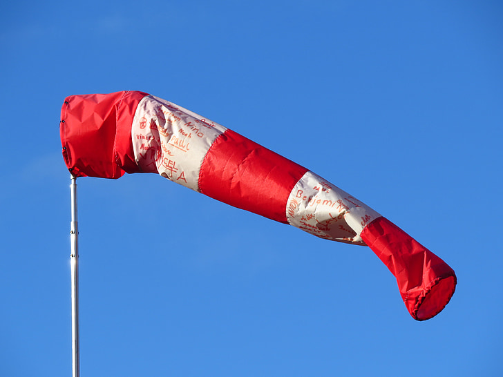 vėjo krypties indikatorius, raudona, balta, apsaugai skirtos oro pagalvìs, nuo vėjo, vėjo mentėmis, regioninės oro uostas