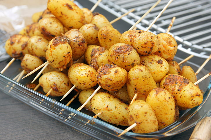 Ružmarin krumpir, roštilj, vanjska strana, krumpir, vruće, pepeo, plamen