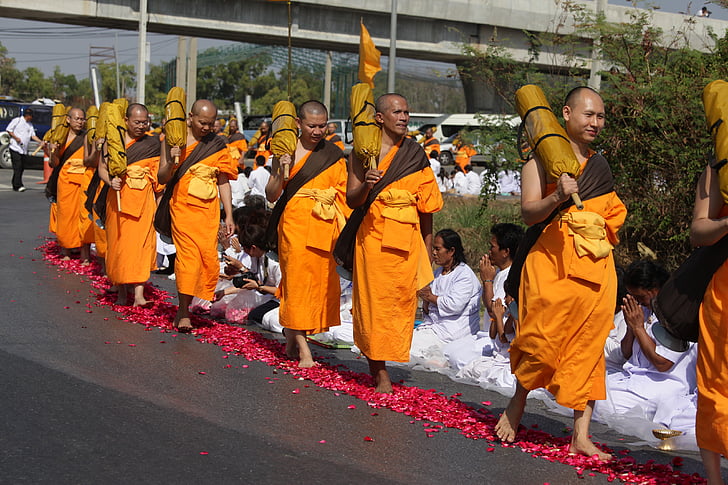 βουδιστές, μοναχοί, ο Βουδισμός, με τα πόδια, πορτοκαλί, ρόμπες, Ταϊλανδικά
