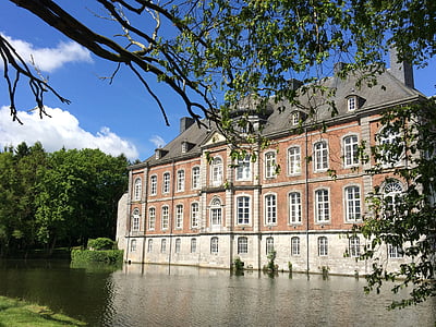 Bélgica, Wallonie, castillo rodeado de agua, cerca de modave