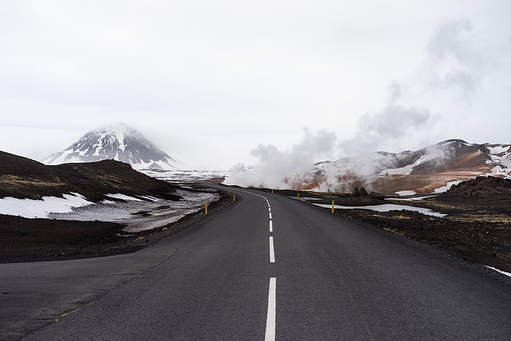 negre, asfalt, carretera, al costat de, muntanyes, núvol, núvols