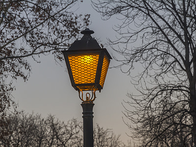 Madrid, à noite, lâmpada de rua