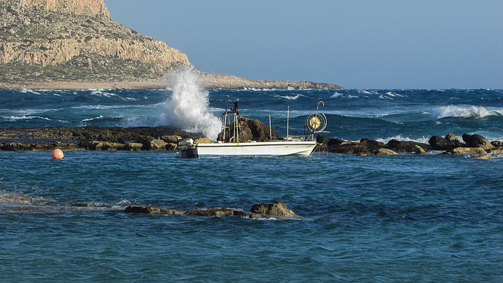 Chipre, Ayia napa, Playa de Kermia, barco, ondas, romper, viento